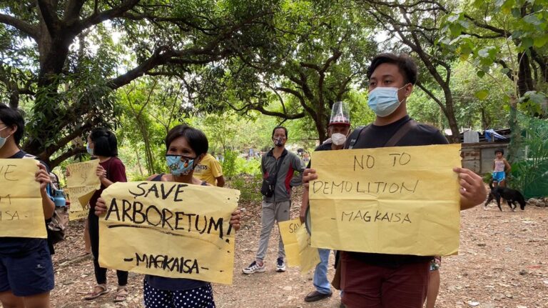 Arboretum residents block UP admin’s ocular, census, demolition plans